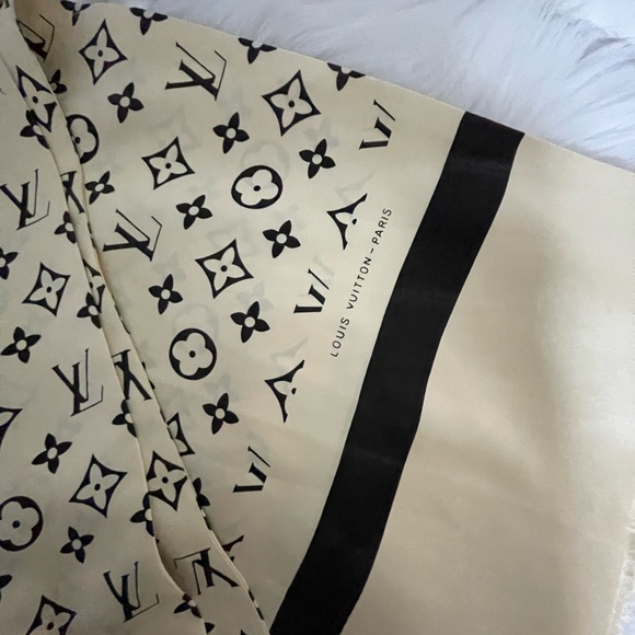 Louis Vuitton Silk Scarf. - Picture 11 of 15